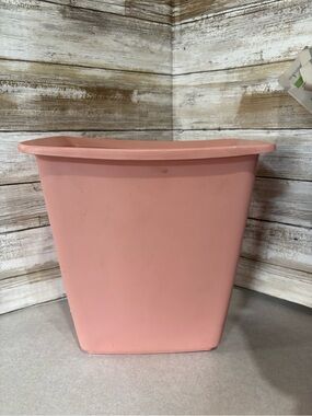 PINK vintage Rubbermaid garbage/trash can
